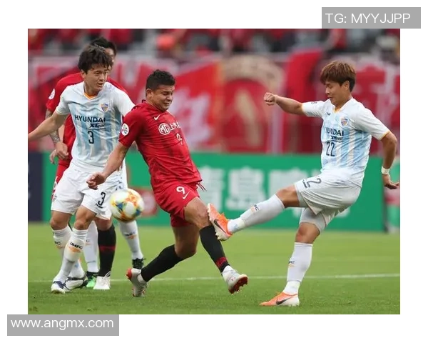 穿黄衣服的足球明星：揭秘这位赛场上亮眼的球员背后的故事