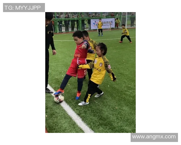 《从街头足球到绿茵场巨星 一群小孩的梦想与拼搏之路》 《从街头足球到绿茵场巨星 一群小孩的梦想与拼搏之路》